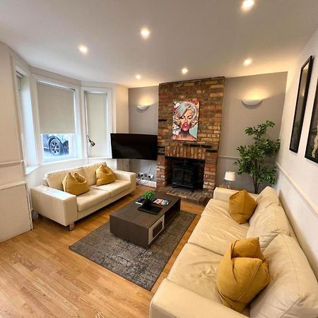 Great 4 Bedroom House - Great Location - Garden - Parking - Fast Wifi - Smart Tv - Newly Decorated - Sleeps Up To 8! Only 10 Mins Drive To Sandbanks Beach! Close To Poole & Bournemouth 外观 照片