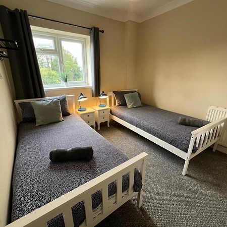 Great 4 Bedroom House - Great Location - Garden - Parking - Fast Wifi - Smart Tv - Newly Decorated - Sleeps Up To 8! Only 10 Mins Drive To Sandbanks Beach! Close To Poole & Bournemouth 外观 照片