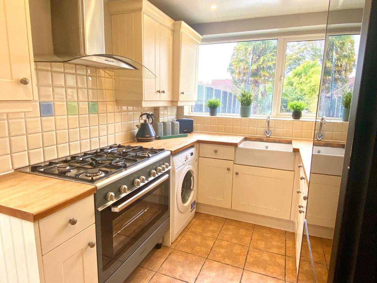 Great 4 Bedroom House - Great Location - Garden - Parking - Fast Wifi - Smart Tv - Newly Decorated - Sleeps Up To 8! Only 10 Mins Drive To Sandbanks Beach! Close To Poole & Bournemouth 外观 照片