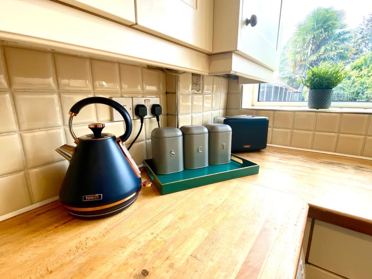 Great 4 Bedroom House - Great Location - Garden - Parking - Fast Wifi - Smart Tv - Newly Decorated - Sleeps Up To 8! Only 10 Mins Drive To Sandbanks Beach! Close To Poole & Bournemouth 外观 照片