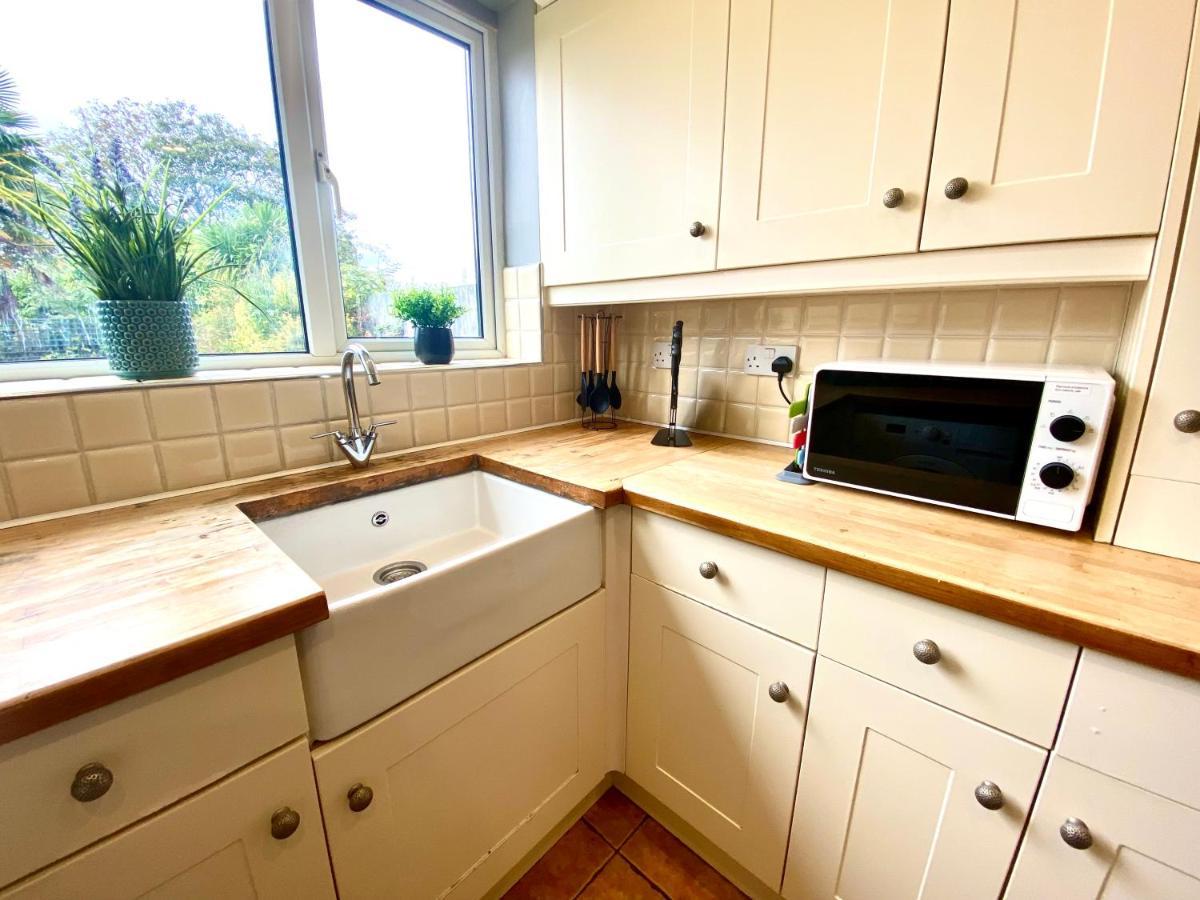 Great 4 Bedroom House - Great Location - Garden - Parking - Fast Wifi - Smart Tv - Newly Decorated - Sleeps Up To 8! Only 10 Mins Drive To Sandbanks Beach! Close To Poole & Bournemouth 外观 照片