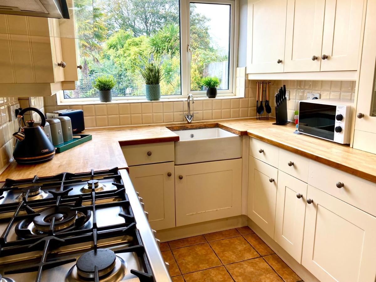 Great 4 Bedroom House - Great Location - Garden - Parking - Fast Wifi - Smart Tv - Newly Decorated - Sleeps Up To 8! Only 10 Mins Drive To Sandbanks Beach! Close To Poole & Bournemouth 外观 照片