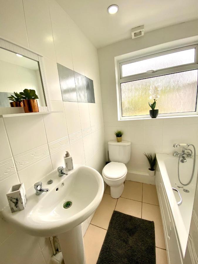 Great 4 Bedroom House - Great Location - Garden - Parking - Fast Wifi - Smart Tv - Newly Decorated - Sleeps Up To 8! Only 10 Mins Drive To Sandbanks Beach! Close To Poole & Bournemouth 外观 照片