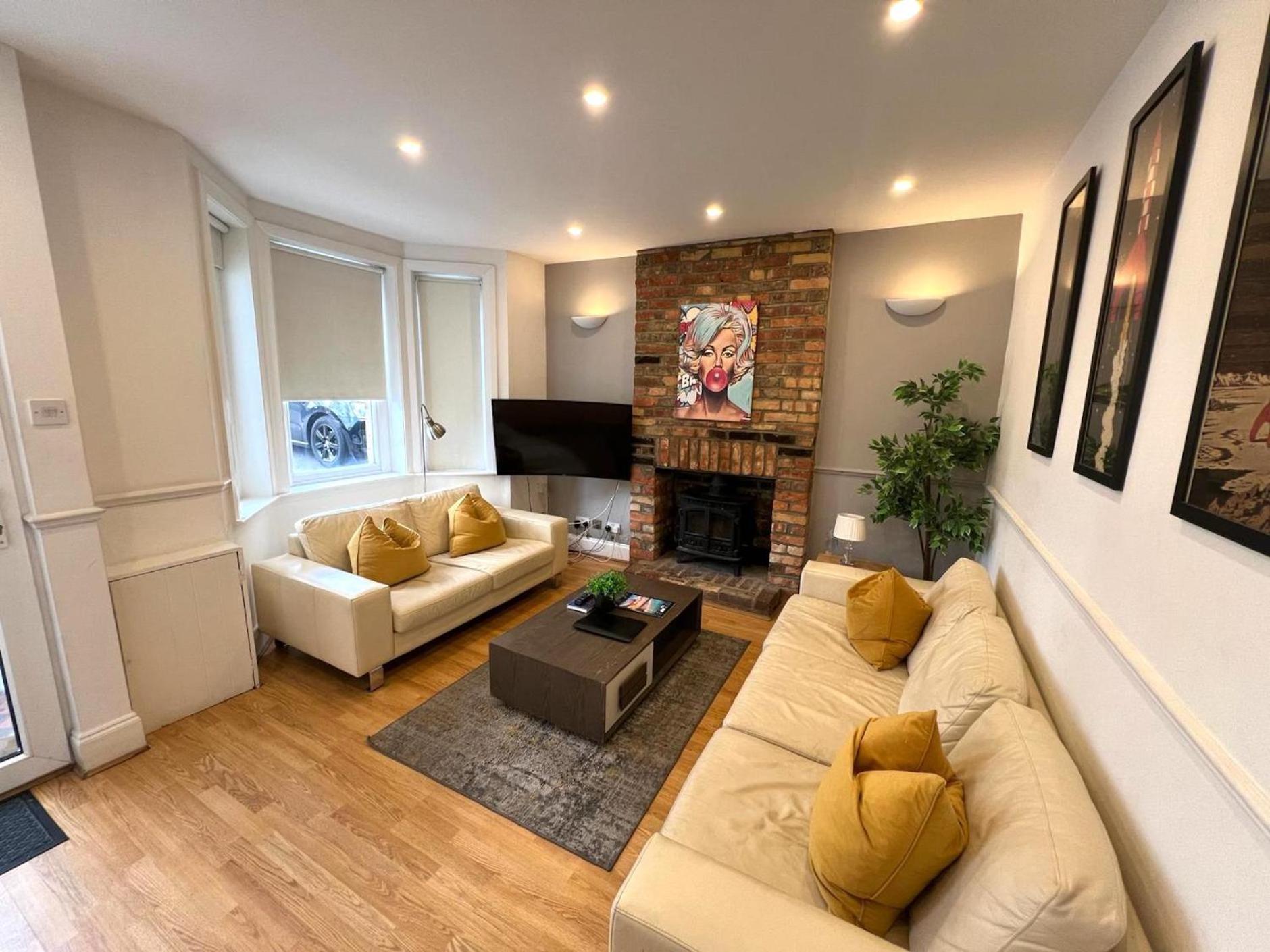 Great 4 Bedroom House - Great Location - Garden - Parking - Fast Wifi - Smart Tv - Newly Decorated - Sleeps Up To 8! Only 10 Mins Drive To Sandbanks Beach! Close To Poole & Bournemouth 外观 照片