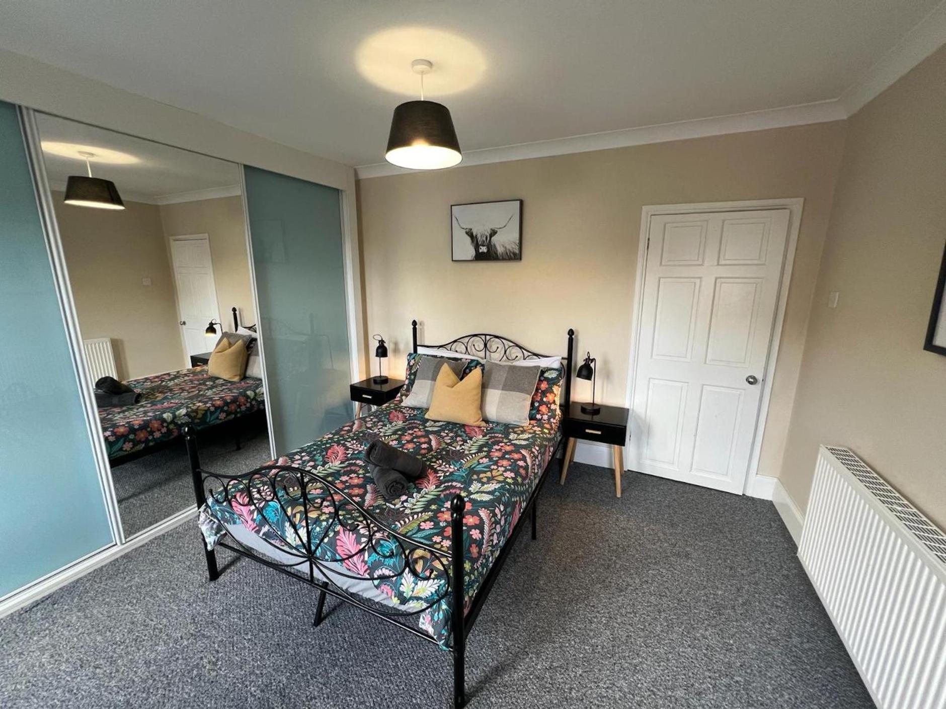Great 4 Bedroom House - Great Location - Garden - Parking - Fast Wifi - Smart Tv - Newly Decorated - Sleeps Up To 8! Only 10 Mins Drive To Sandbanks Beach! Close To Poole & Bournemouth 外观 照片