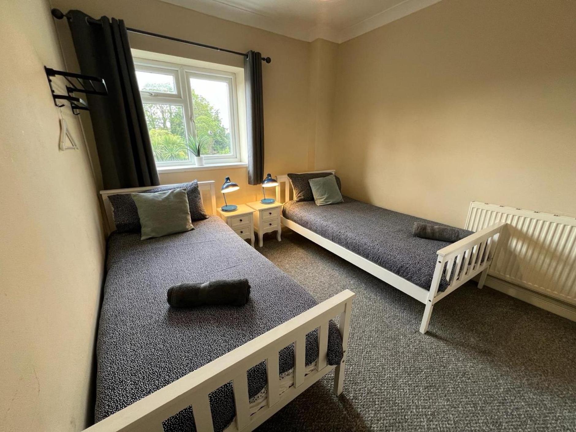 Great 4 Bedroom House - Great Location - Garden - Parking - Fast Wifi - Smart Tv - Newly Decorated - Sleeps Up To 8! Only 10 Mins Drive To Sandbanks Beach! Close To Poole & Bournemouth 外观 照片