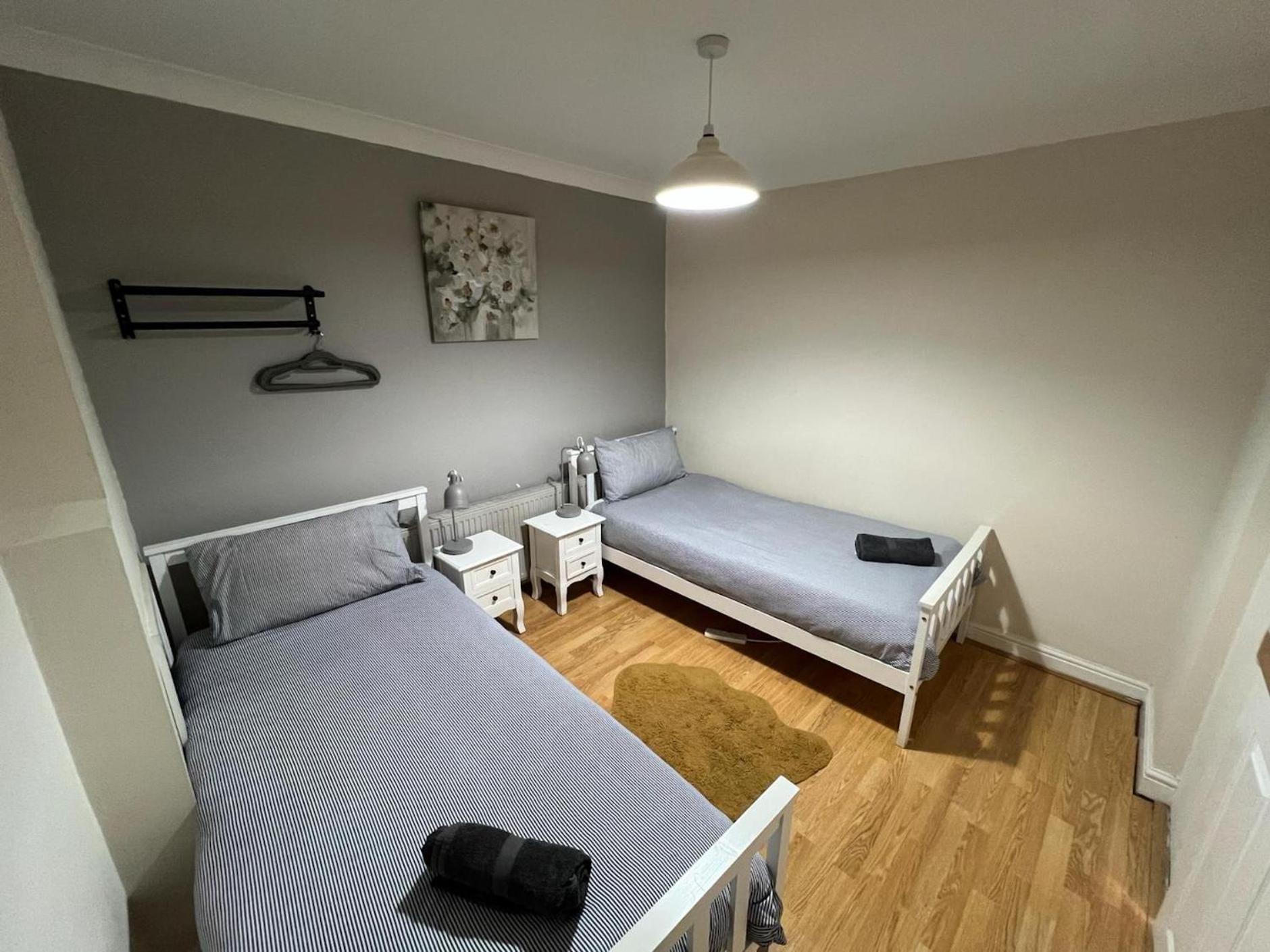 Great 4 Bedroom House - Great Location - Garden - Parking - Fast Wifi - Smart Tv - Newly Decorated - Sleeps Up To 8! Only 10 Mins Drive To Sandbanks Beach! Close To Poole & Bournemouth 外观 照片