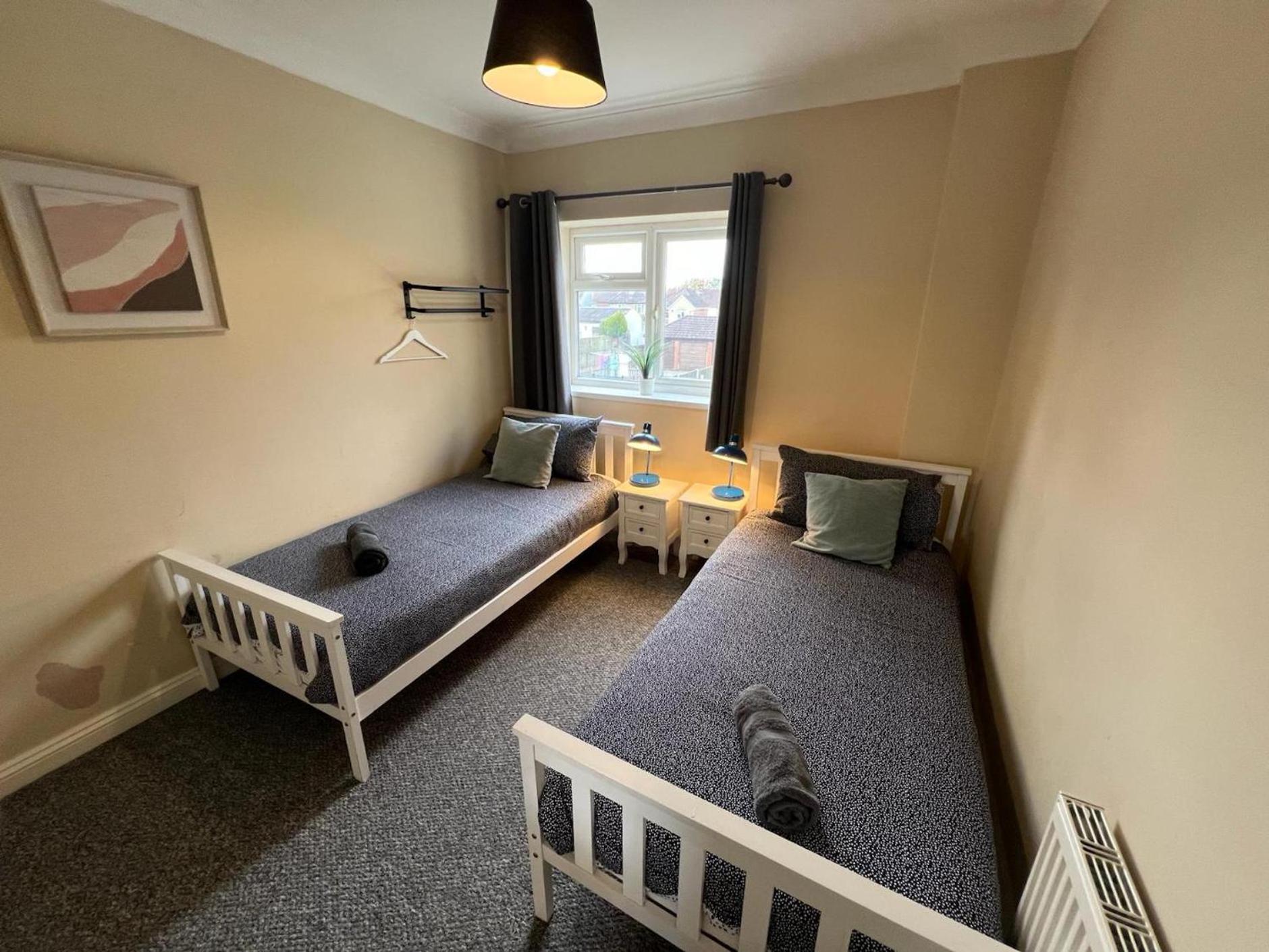 Great 4 Bedroom House - Great Location - Garden - Parking - Fast Wifi - Smart Tv - Newly Decorated - Sleeps Up To 8! Only 10 Mins Drive To Sandbanks Beach! Close To Poole & Bournemouth 外观 照片