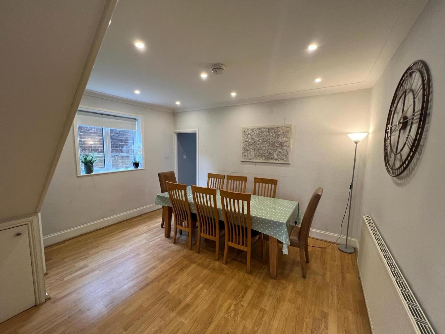Great 4 Bedroom House - Great Location - Garden - Parking - Fast Wifi - Smart Tv - Newly Decorated - Sleeps Up To 8! Only 10 Mins Drive To Sandbanks Beach! Close To Poole & Bournemouth 外观 照片
