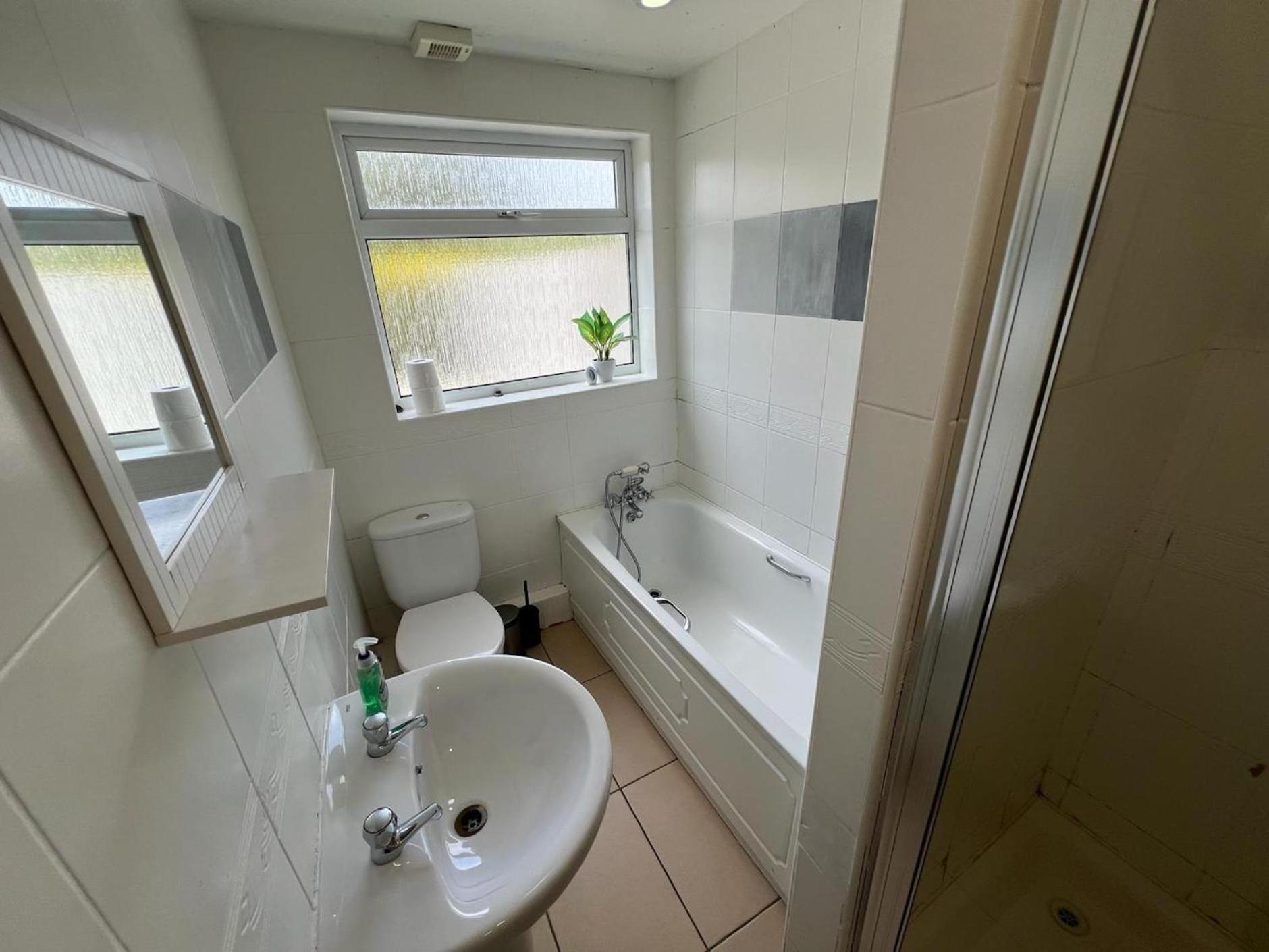 Great 4 Bedroom House - Great Location - Garden - Parking - Fast Wifi - Smart Tv - Newly Decorated - Sleeps Up To 8! Only 10 Mins Drive To Sandbanks Beach! Close To Poole & Bournemouth 外观 照片