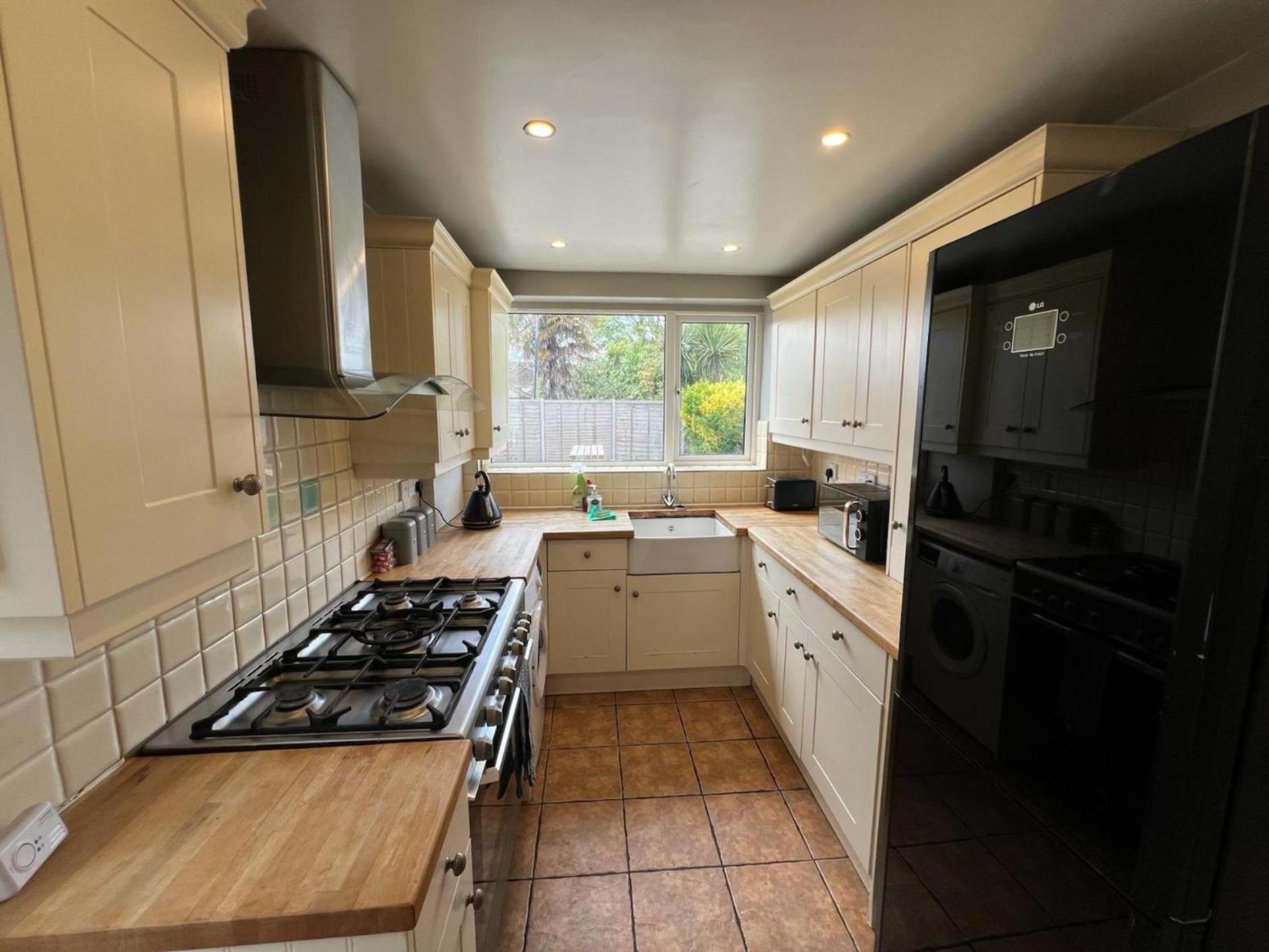 Great 4 Bedroom House - Great Location - Garden - Parking - Fast Wifi - Smart Tv - Newly Decorated - Sleeps Up To 8! Only 10 Mins Drive To Sandbanks Beach! Close To Poole & Bournemouth 外观 照片