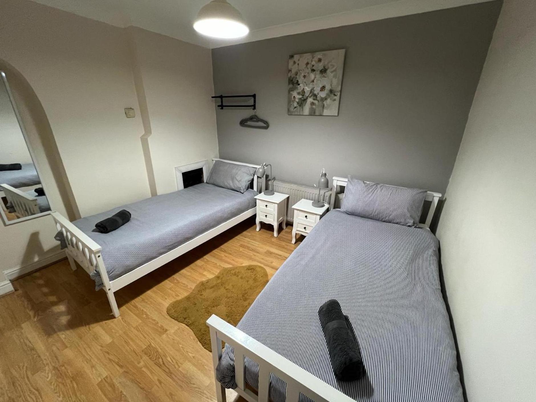 Great 4 Bedroom House - Great Location - Garden - Parking - Fast Wifi - Smart Tv - Newly Decorated - Sleeps Up To 8! Only 10 Mins Drive To Sandbanks Beach! Close To Poole & Bournemouth 外观 照片