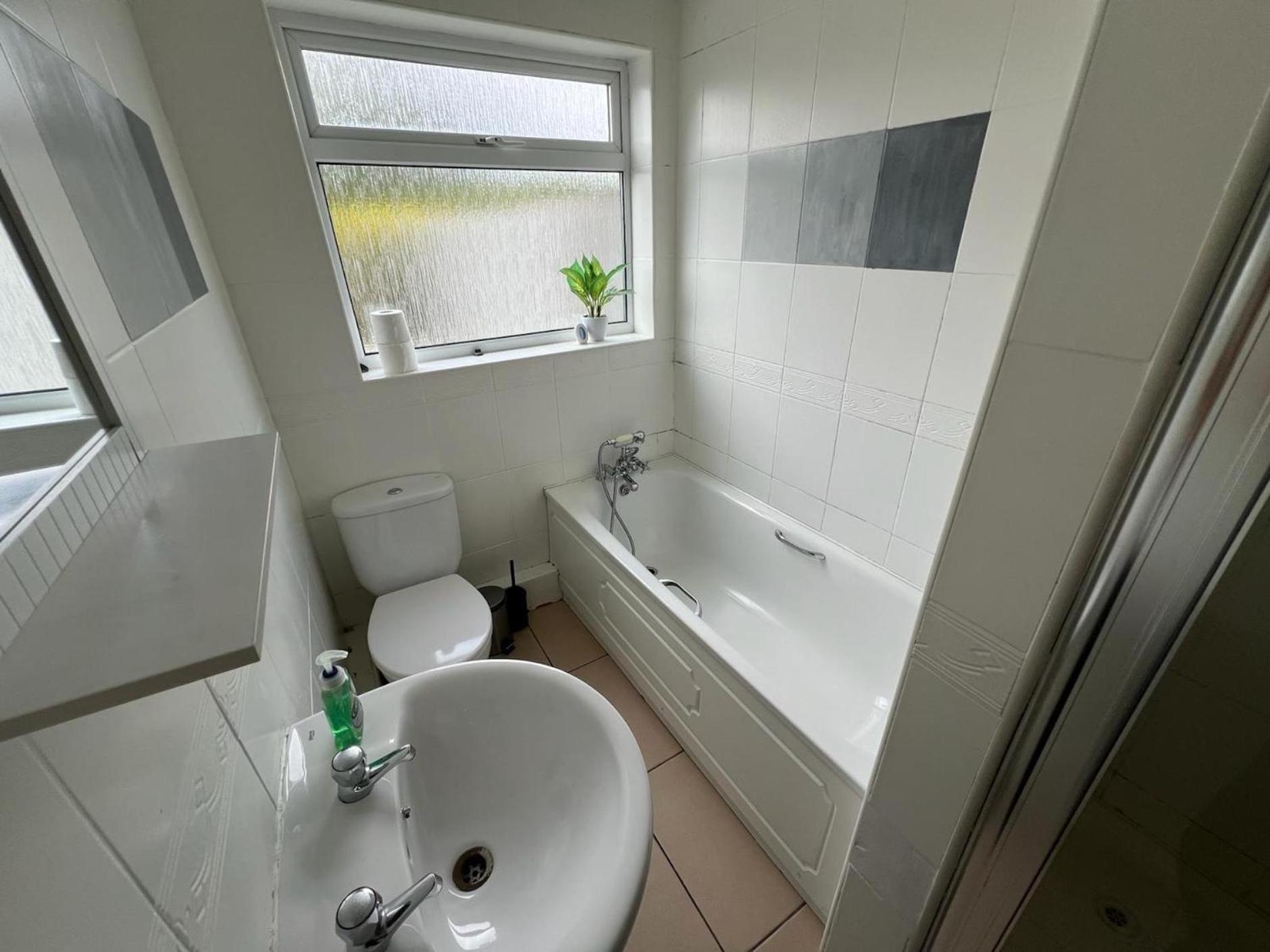 Great 4 Bedroom House - Great Location - Garden - Parking - Fast Wifi - Smart Tv - Newly Decorated - Sleeps Up To 8! Only 10 Mins Drive To Sandbanks Beach! Close To Poole & Bournemouth 外观 照片