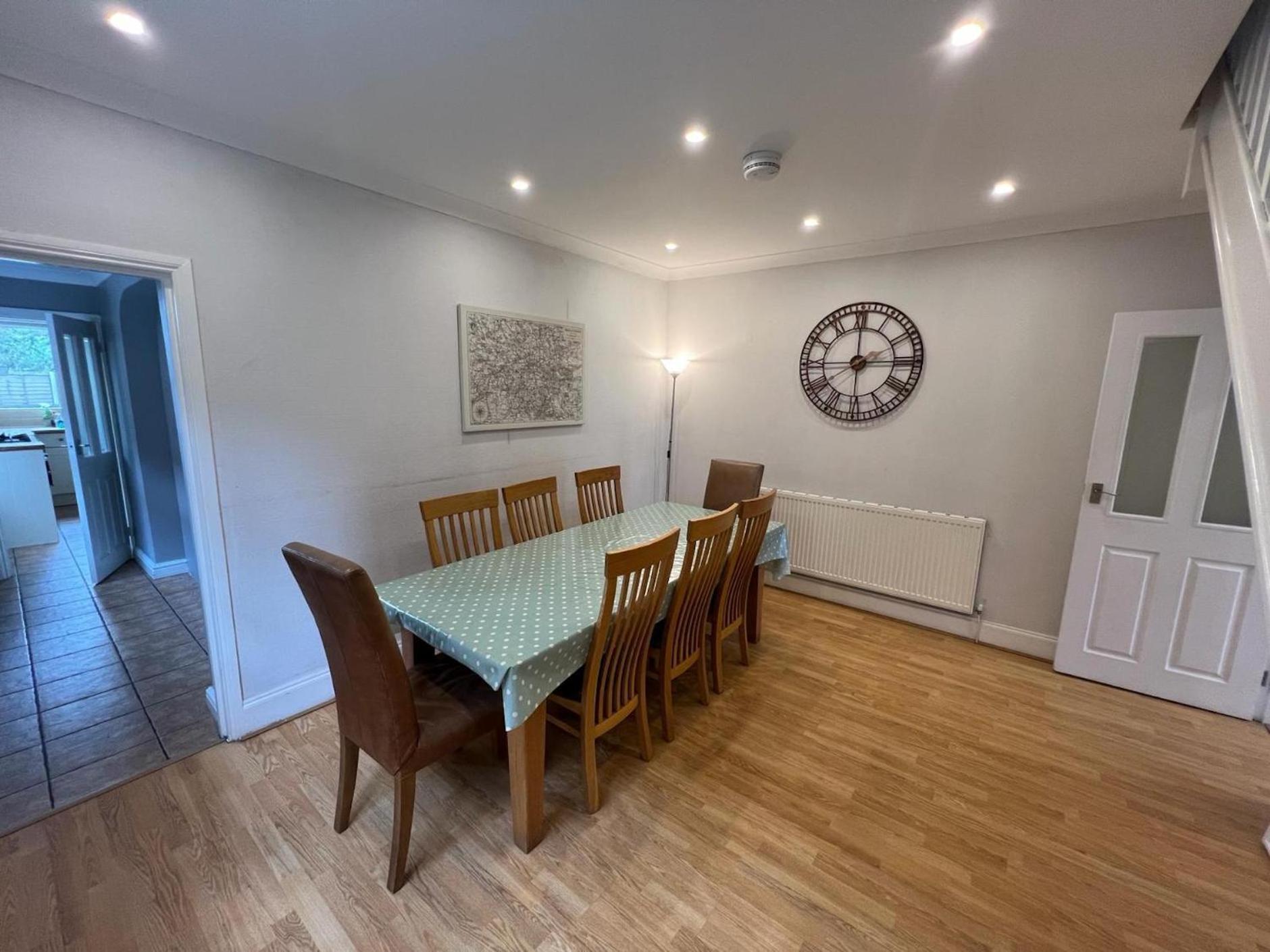 Great 4 Bedroom House - Great Location - Garden - Parking - Fast Wifi - Smart Tv - Newly Decorated - Sleeps Up To 8! Only 10 Mins Drive To Sandbanks Beach! Close To Poole & Bournemouth 外观 照片