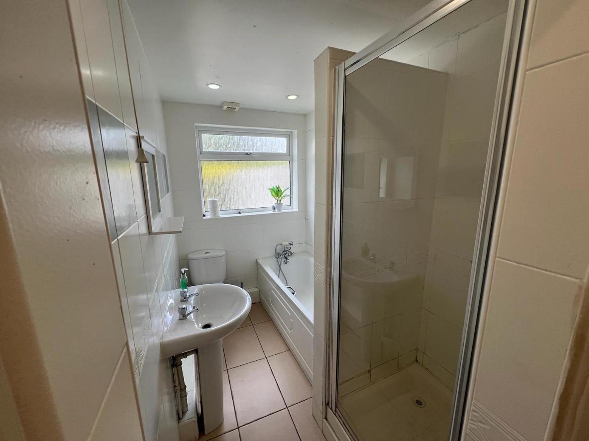 Great 4 Bedroom House - Great Location - Garden - Parking - Fast Wifi - Smart Tv - Newly Decorated - Sleeps Up To 8! Only 10 Mins Drive To Sandbanks Beach! Close To Poole & Bournemouth 外观 照片