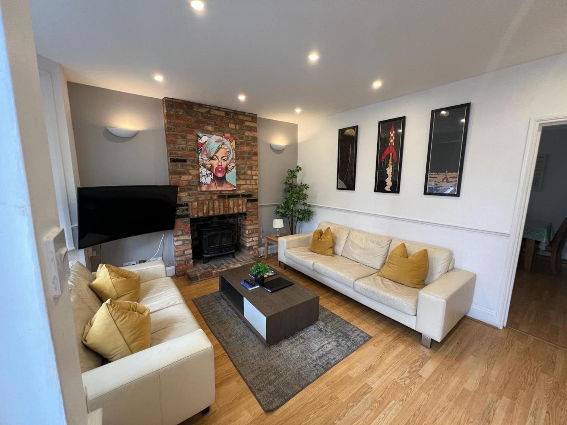 Great 4 Bedroom House - Great Location - Garden - Parking - Fast Wifi - Smart Tv - Newly Decorated - Sleeps Up To 8! Only 10 Mins Drive To Sandbanks Beach! Close To Poole & Bournemouth 外观 照片