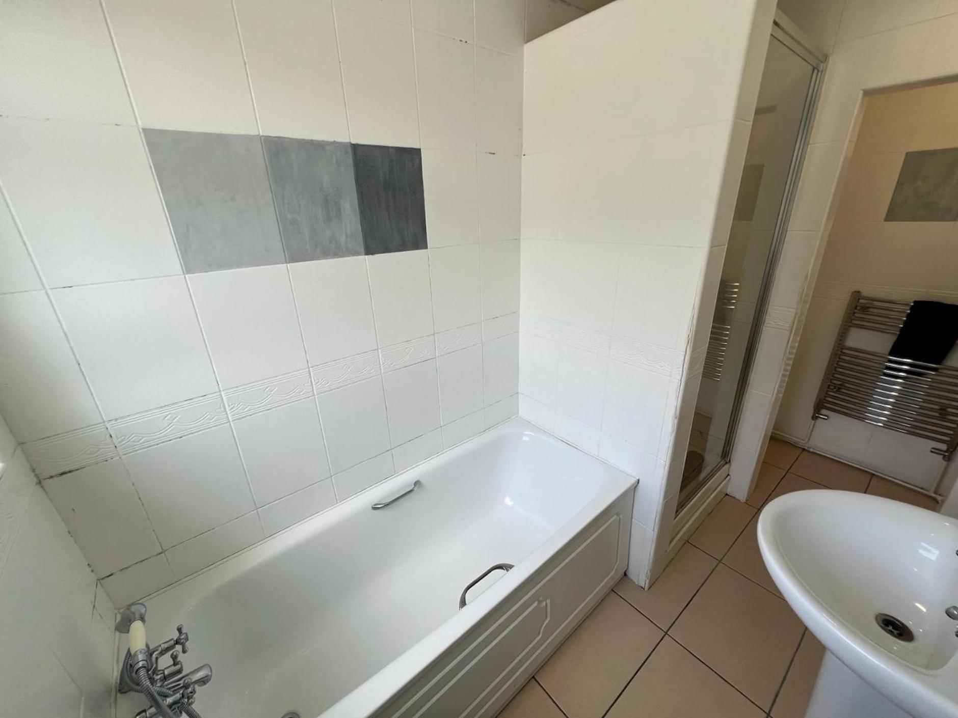 Great 4 Bedroom House - Great Location - Garden - Parking - Fast Wifi - Smart Tv - Newly Decorated - Sleeps Up To 8! Only 10 Mins Drive To Sandbanks Beach! Close To Poole & Bournemouth 外观 照片