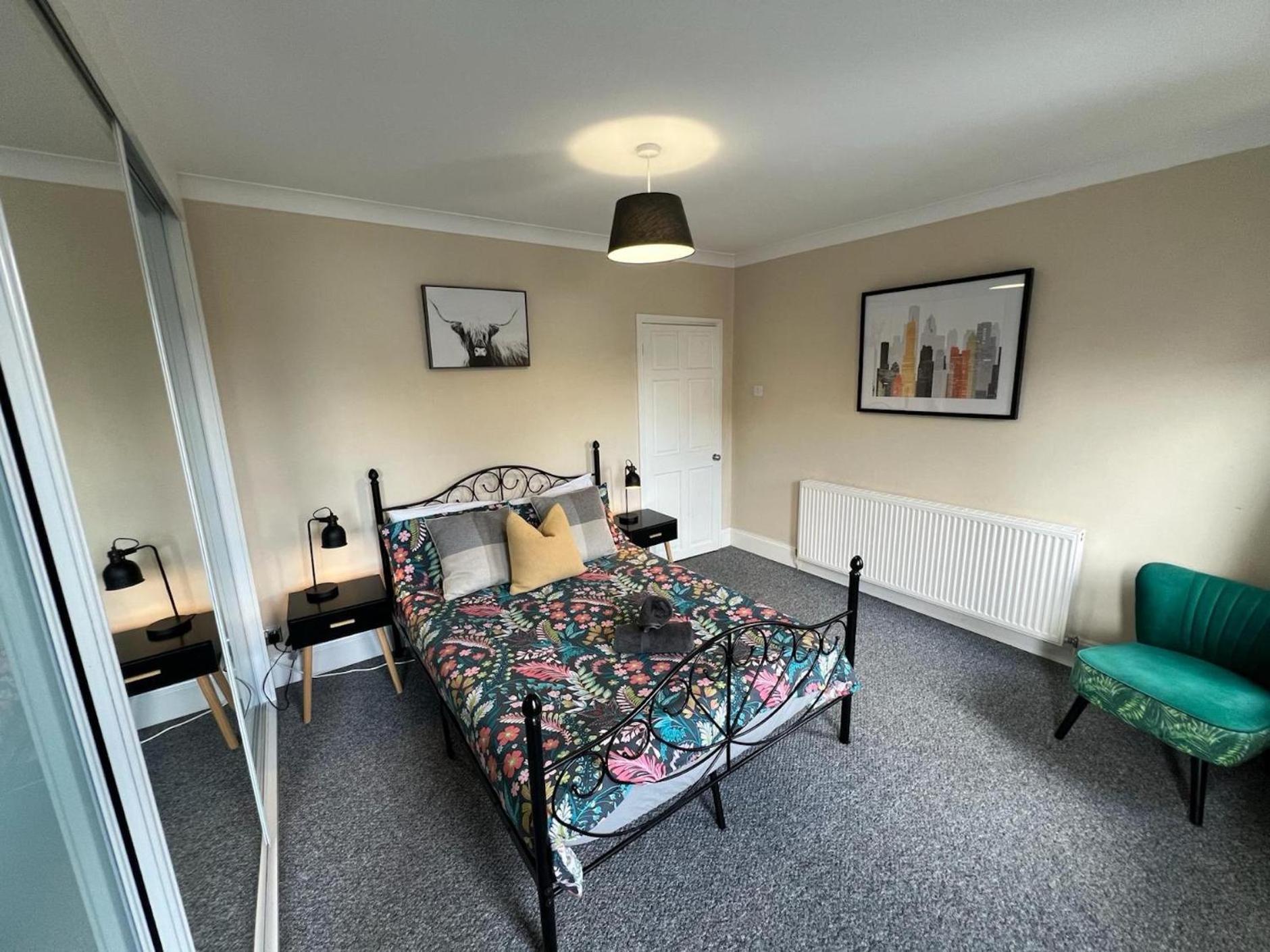 Great 4 Bedroom House - Great Location - Garden - Parking - Fast Wifi - Smart Tv - Newly Decorated - Sleeps Up To 8! Only 10 Mins Drive To Sandbanks Beach! Close To Poole & Bournemouth 外观 照片