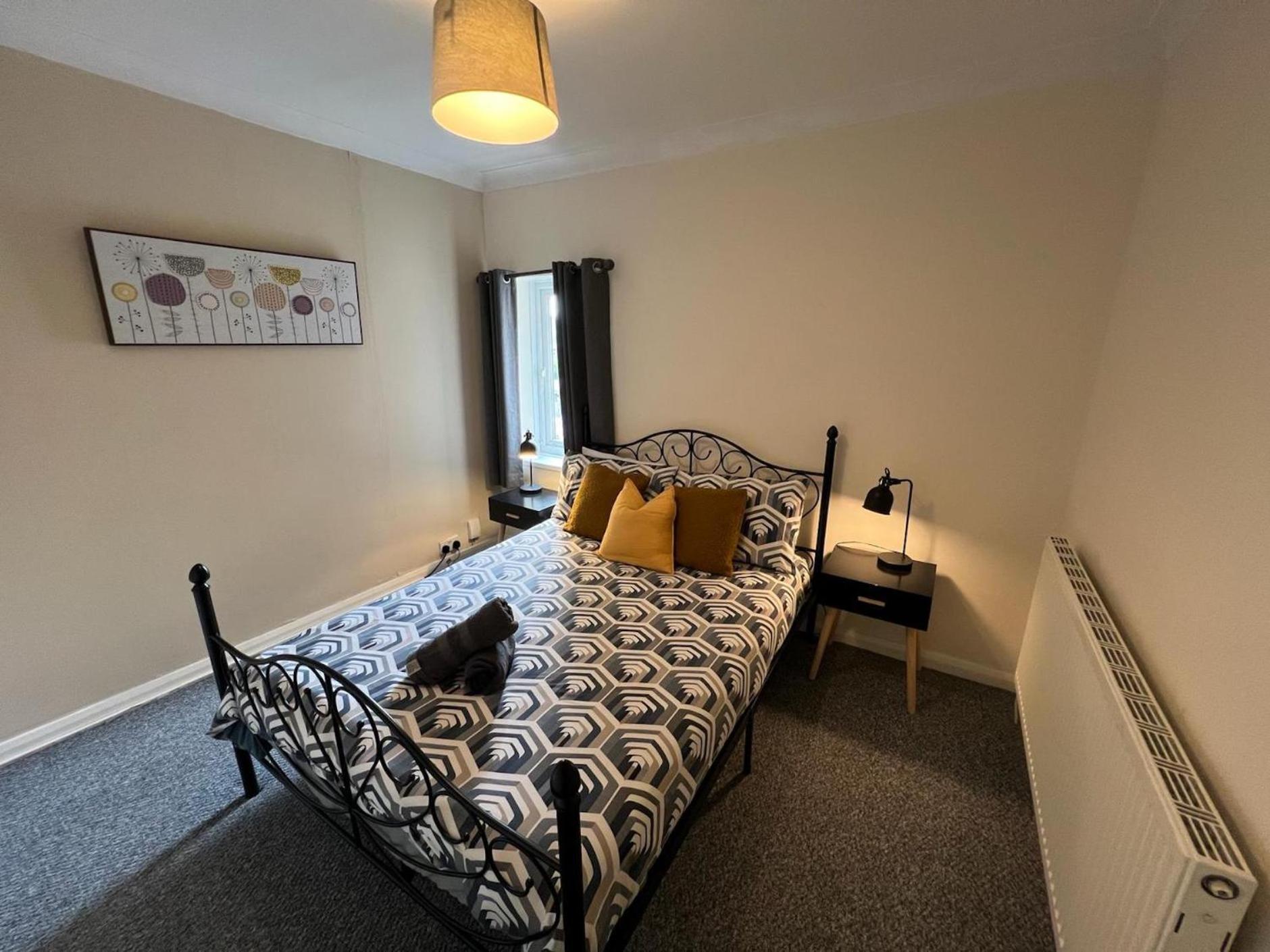 Great 4 Bedroom House - Great Location - Garden - Parking - Fast Wifi - Smart Tv - Newly Decorated - Sleeps Up To 8! Only 10 Mins Drive To Sandbanks Beach! Close To Poole & Bournemouth 外观 照片