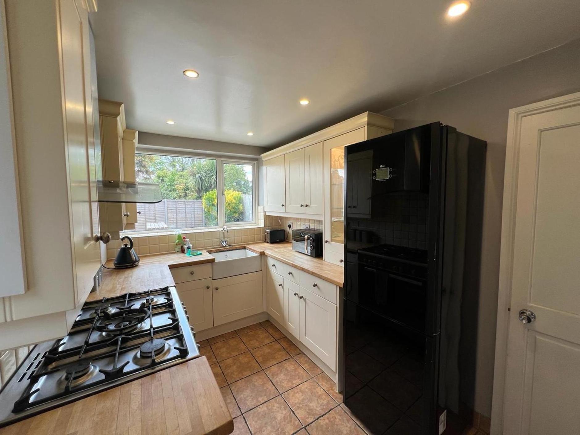 Great 4 Bedroom House - Great Location - Garden - Parking - Fast Wifi - Smart Tv - Newly Decorated - Sleeps Up To 8! Only 10 Mins Drive To Sandbanks Beach! Close To Poole & Bournemouth 外观 照片